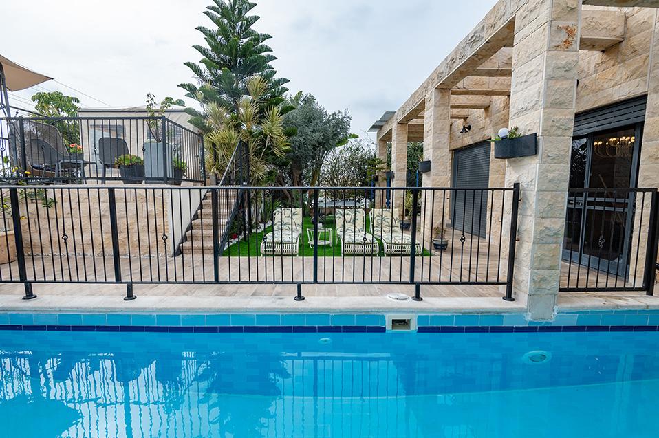 בריכת שחיה קייצית גדולה במרכז במתחם