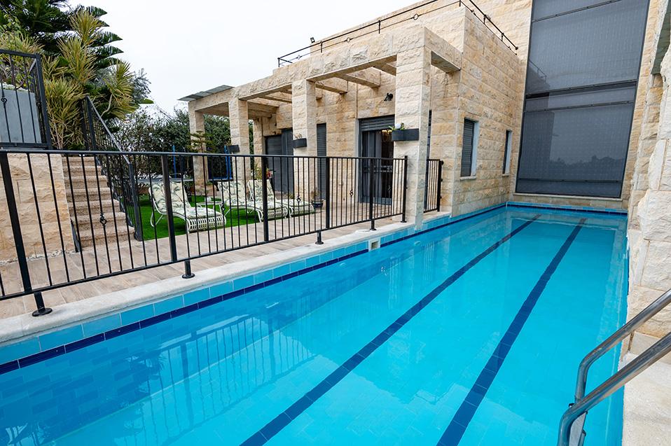 בריכת שחיה גדולה ומגודרת, משותפת לארבע הסוויטות