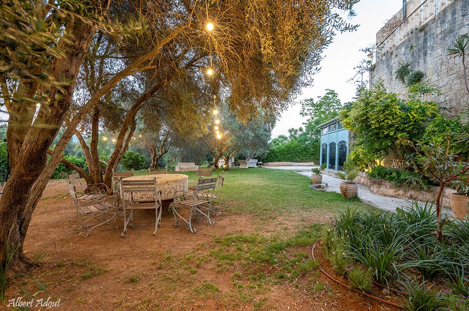שלל פינות ישיבה מוצלות פזורות במתחם החוץ של הטירה