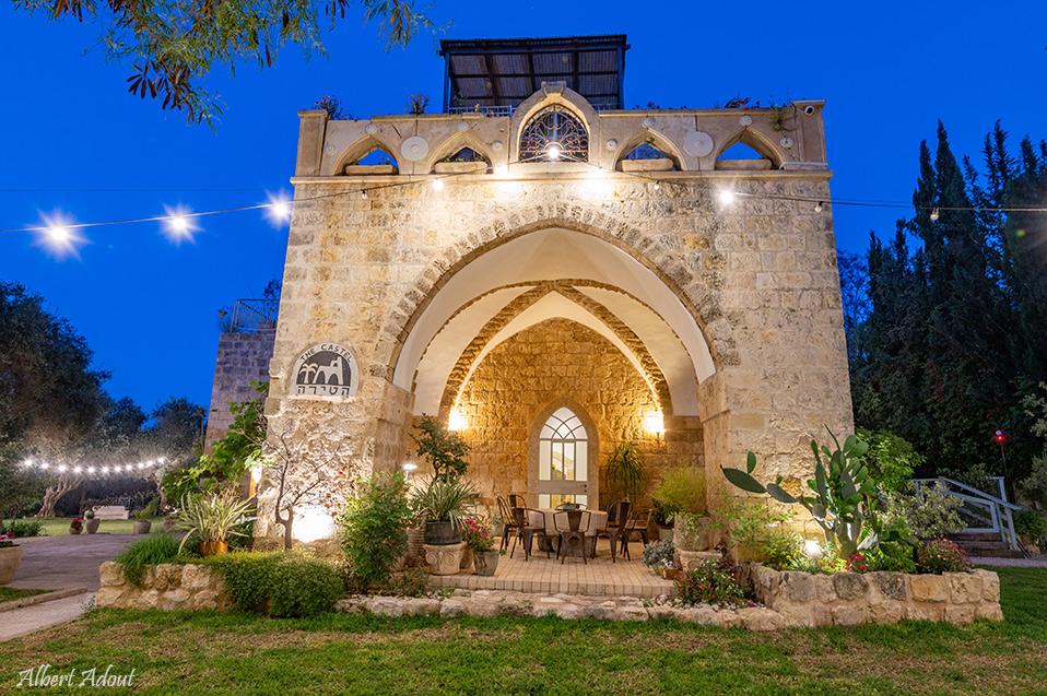 במתחם הטירה- סוויטת ענק בקומה התחתונה ושתי סוויטות רומנטיות בקומה העליונה