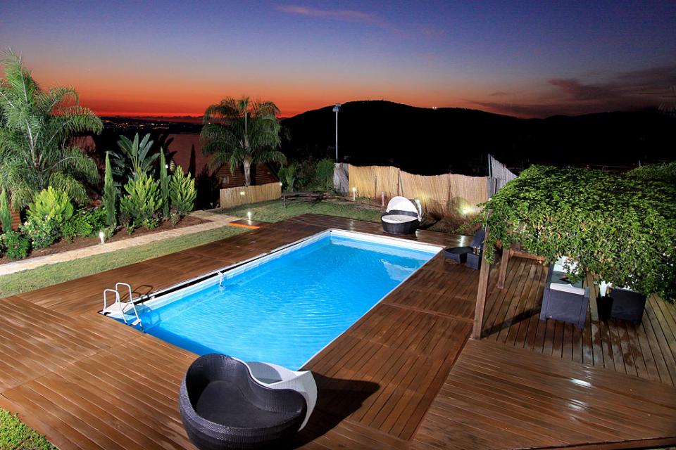 מתחם חוץ משותף עם בריכת שחיה מחוממת וג'קוזי ספא