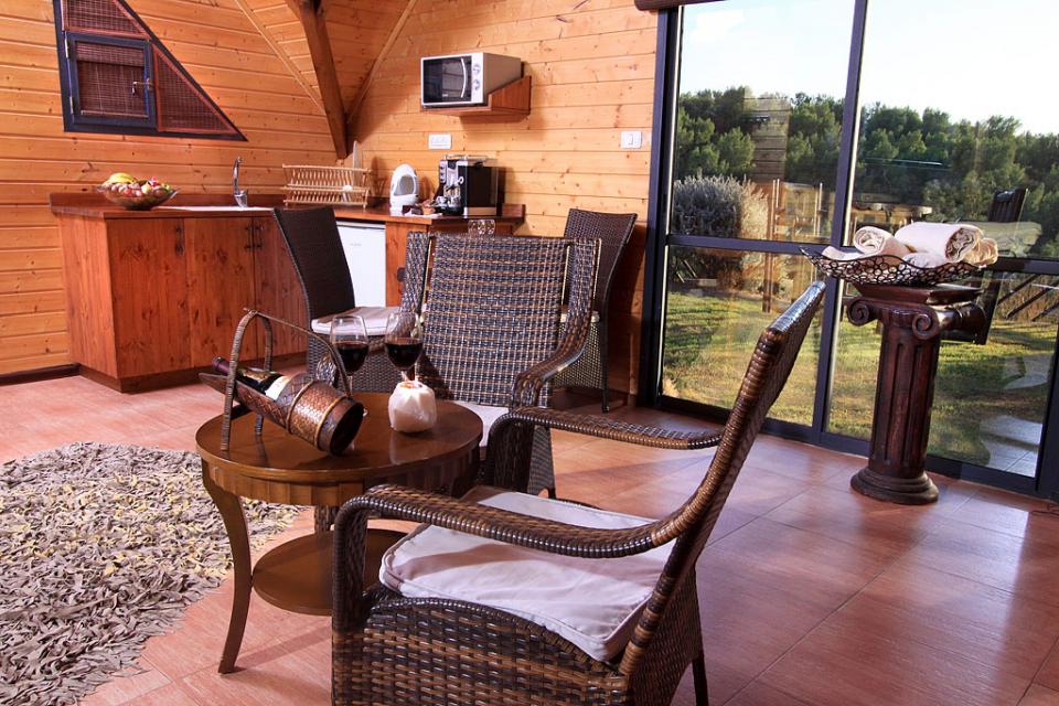 מטבח כפרי עם אבזור לבישול מלא