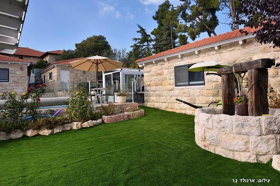 שטחי גינון דקורטיביים מעוצבים ומטופחים היטב