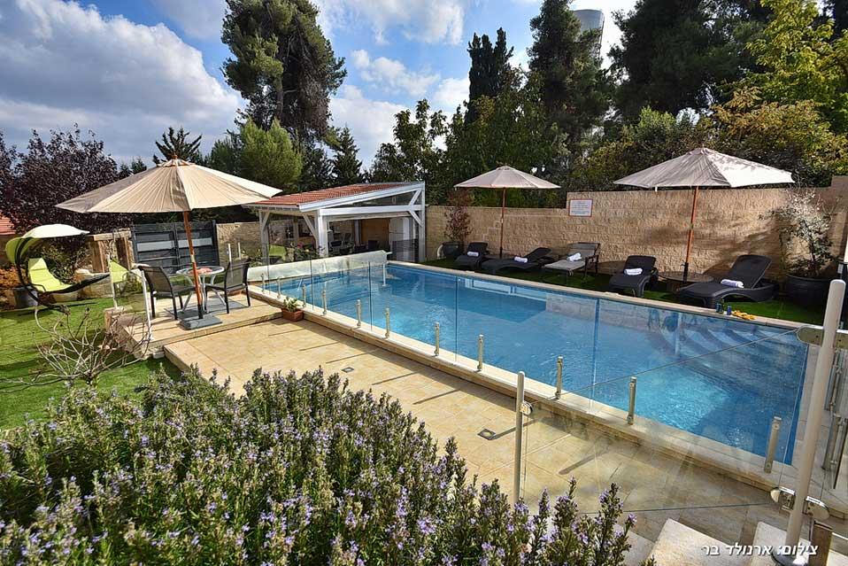 בריכת שחיה מחוממת לרחצה מחודש מרץ ועד אוקטובר