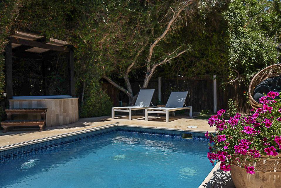 הסוויטות המזרחיות-  בריכה פרטית