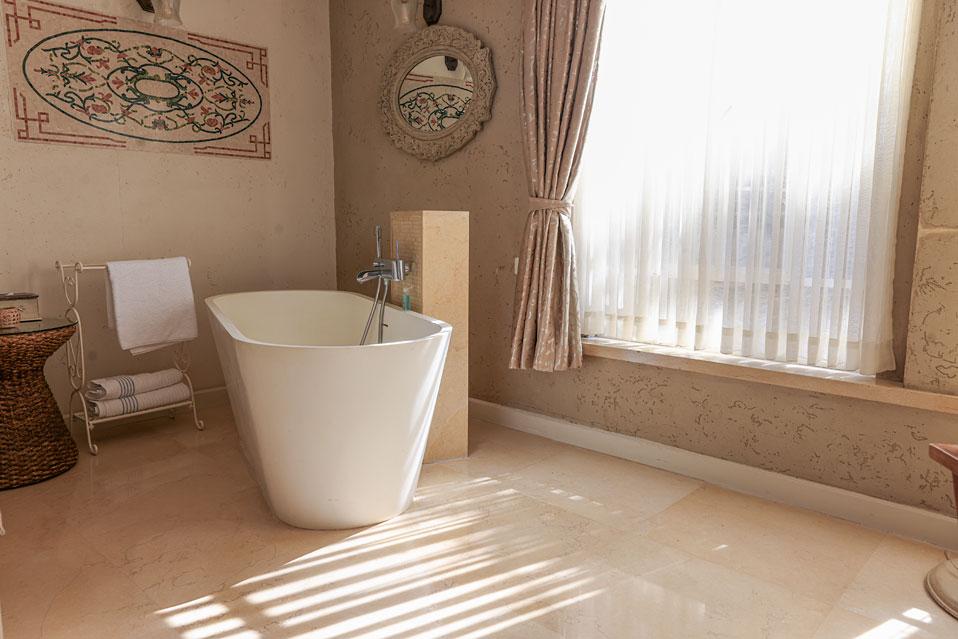 אמבט פרי סטנדינג בסוויטות המזרחיות