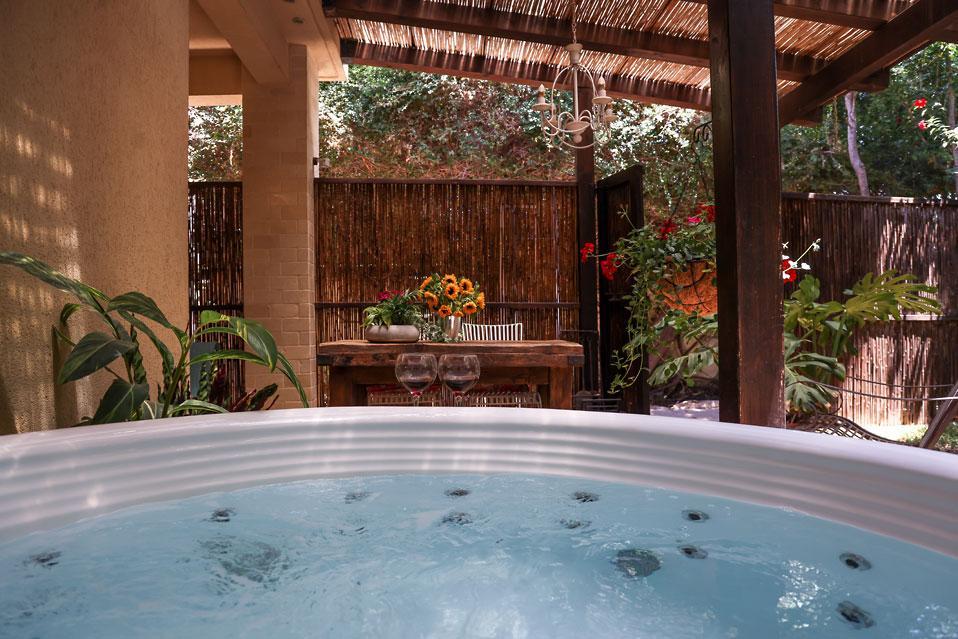 הסוויטות המערביות-ג'קוזי אינטימי בחצר