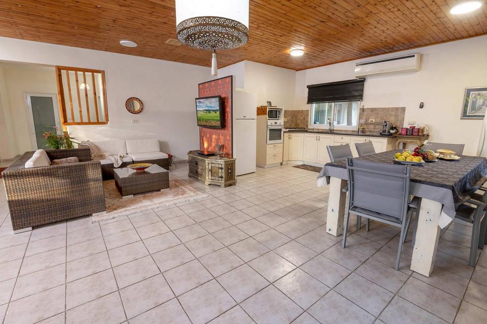 מטבח מאובזר ו-4 חדרי רחצה בווילה