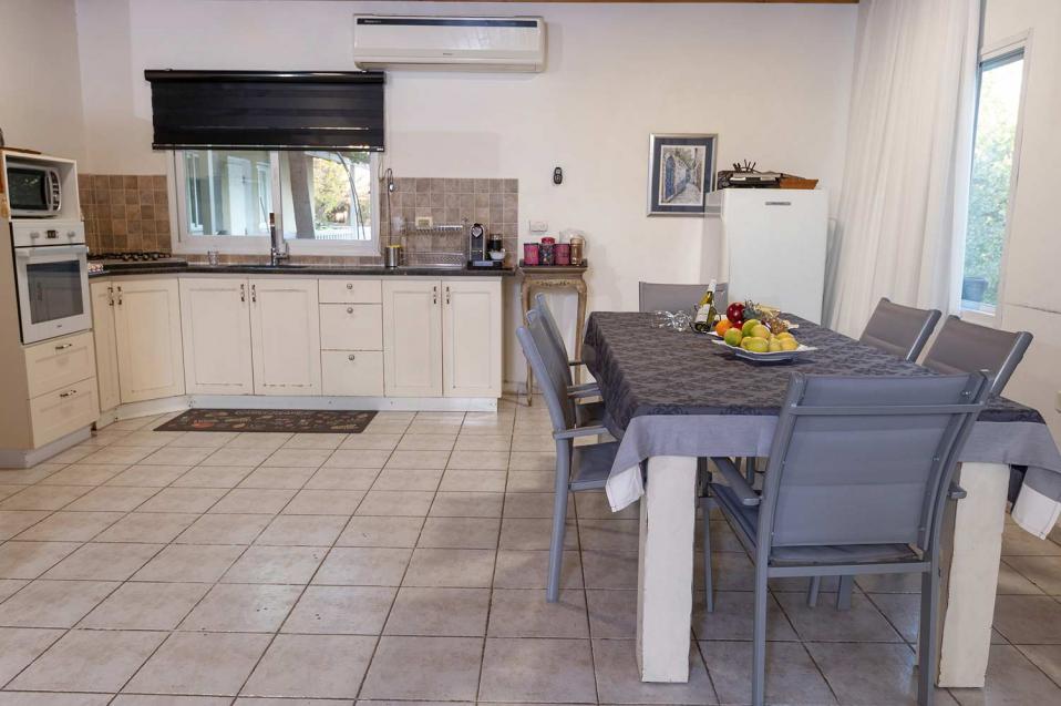 מטבח מאובזר באופן מלא- בווילה