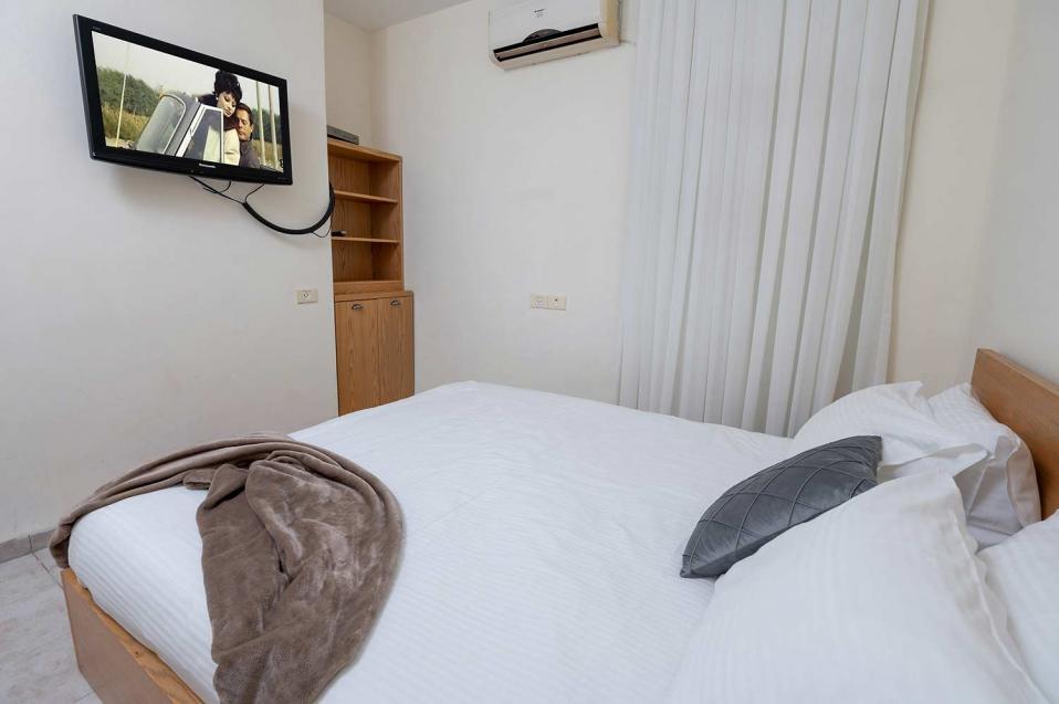 חדרי שינה בווילה של נס בחד נס