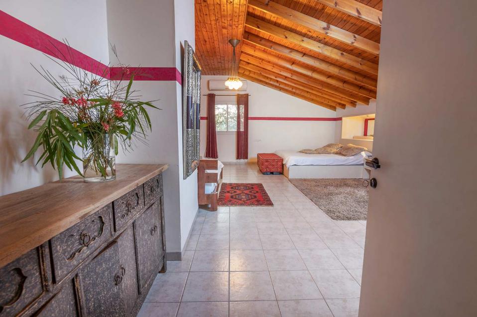 קומת גלריה מרווחת בווילה