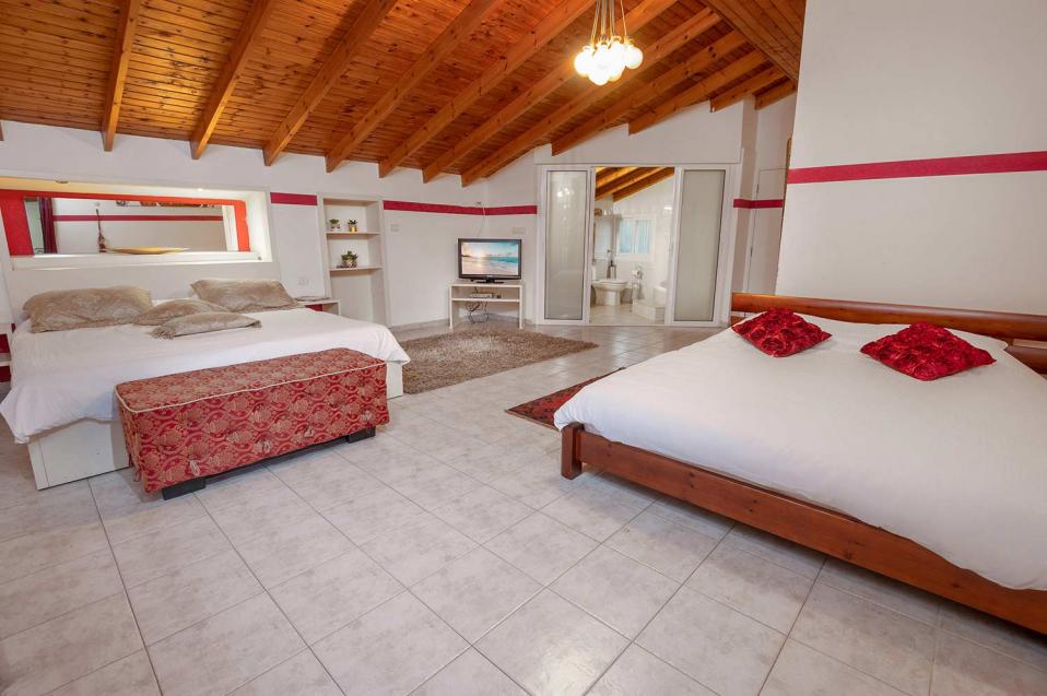 שתי מיטות זוגיות ועוד מיטות פוטון בקומת הגלריה