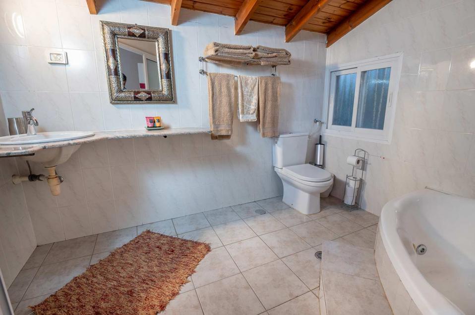 3 חדרי רחצה בווילה