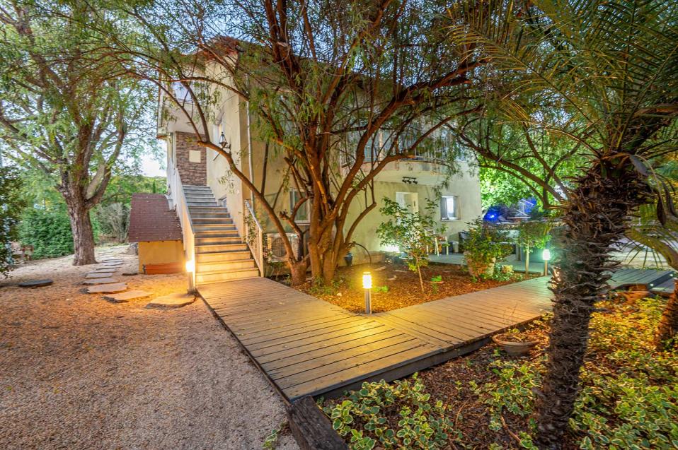 הגישה לווילה באמצעות מדרגות