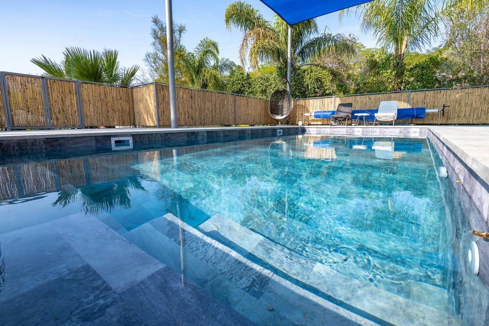 בריכה מרכזית גדולה-מחוממת בחורף