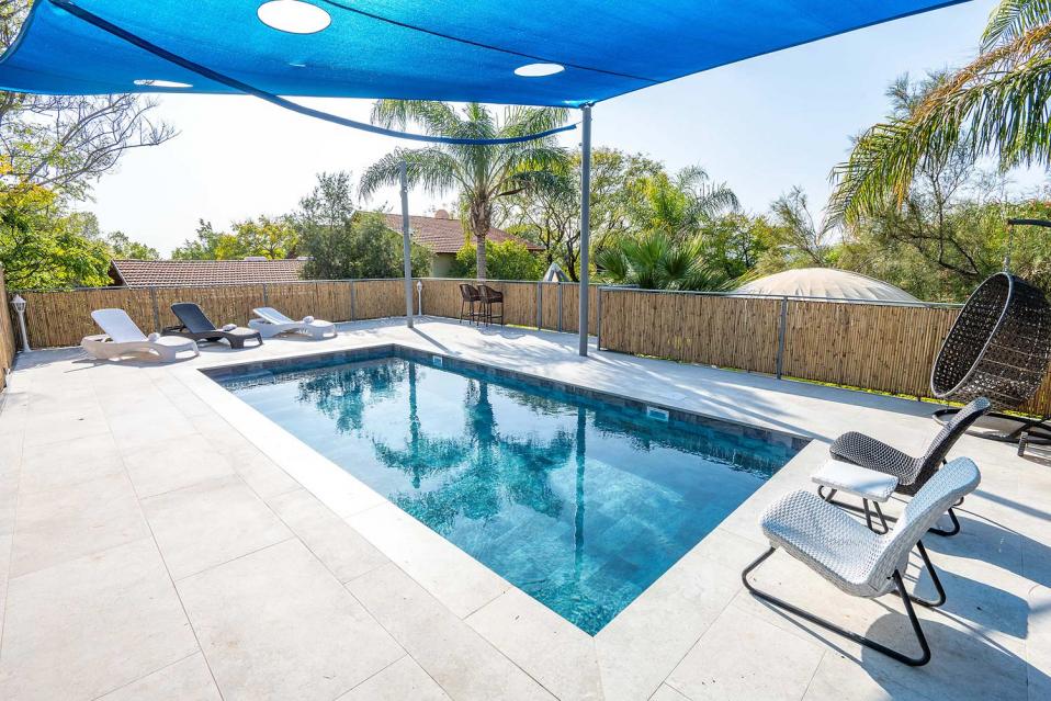 בריכת שחיה גדולה במרכז המתחם