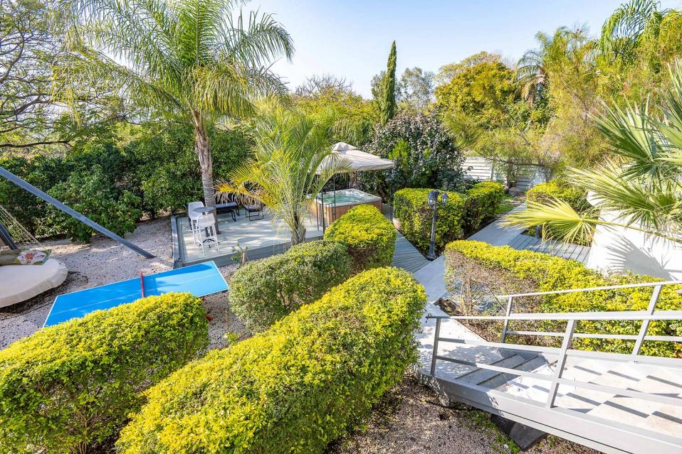 חצר מרכזית בנס בחד נס- מבט ממתחם הבריכה