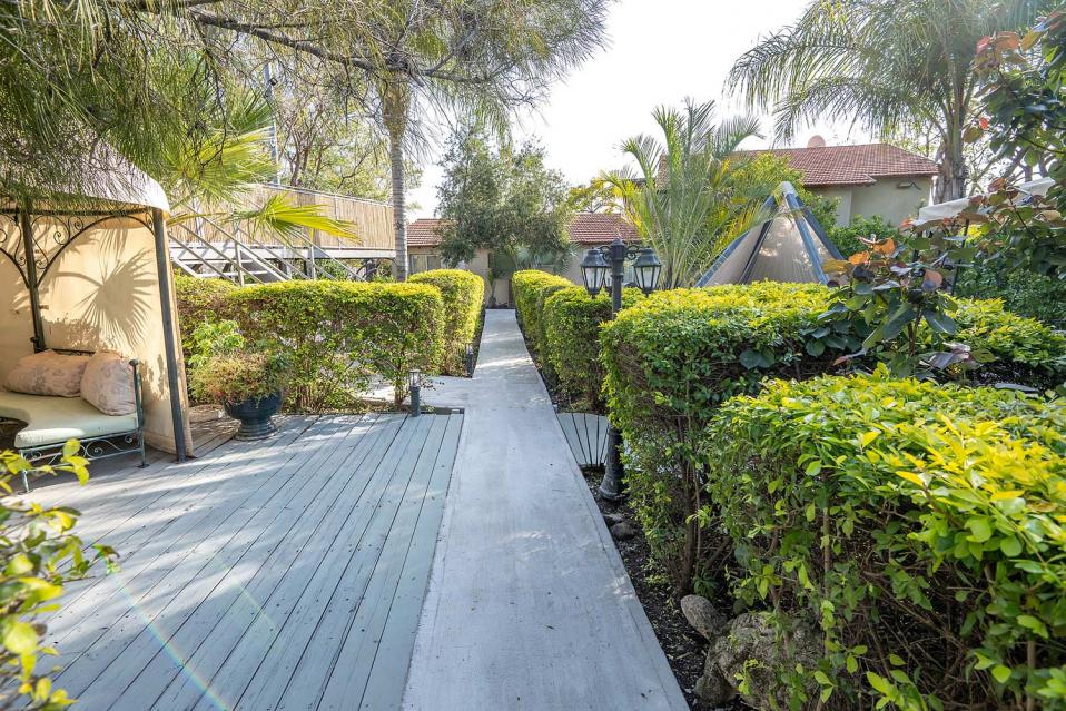 שטח חוץ גדול ומטופח במיוחד