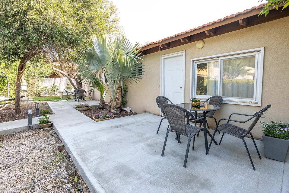 מרפסת אישית בצמוד לכל צימר (שי ונאור)