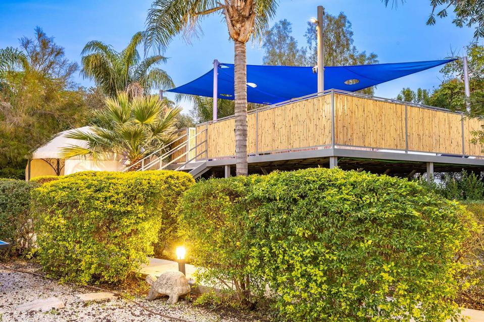 מתחם בריכה מגודר ובטיחותי