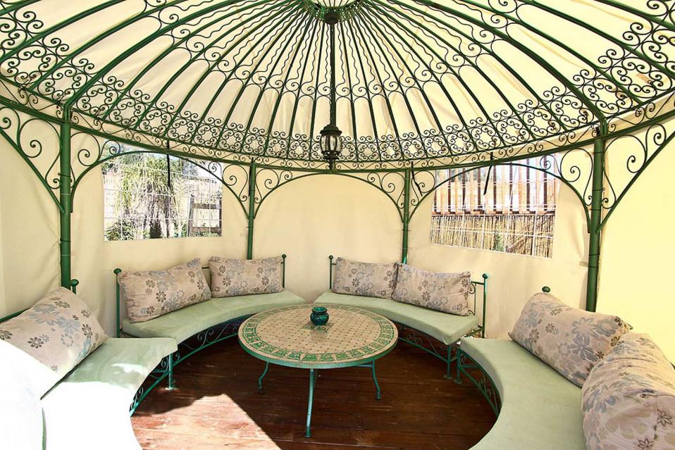 אוהל מרכזי בחצר- מוצל ונעים