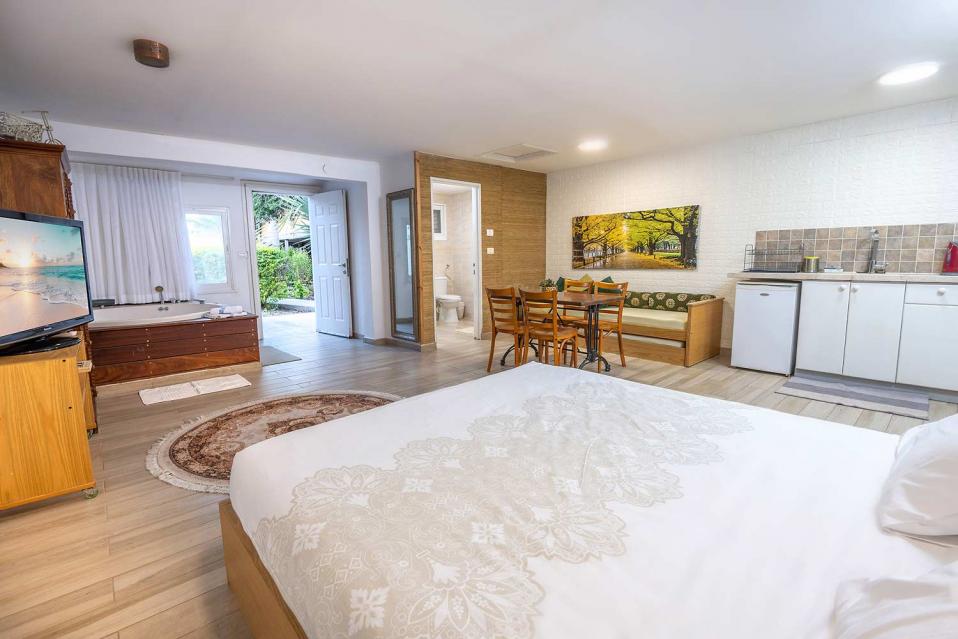 צימרים שי ונאור חלל פתוח ומרווח מתאים לזוג או למשפחה