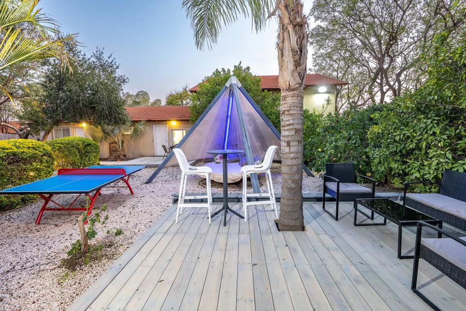 פינות ישיבה נעימות, נדנדה- ריחופית וטניס שולחן