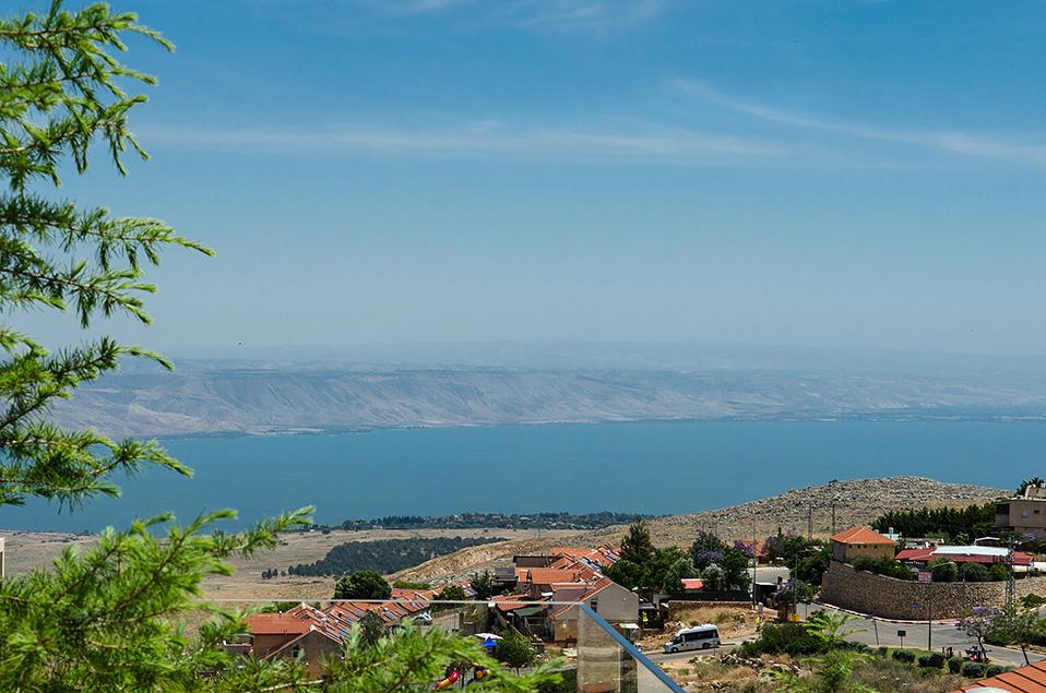 נוף גלילי עוצר נשימה הנשקף ממתחם הבריכה והמרפסת