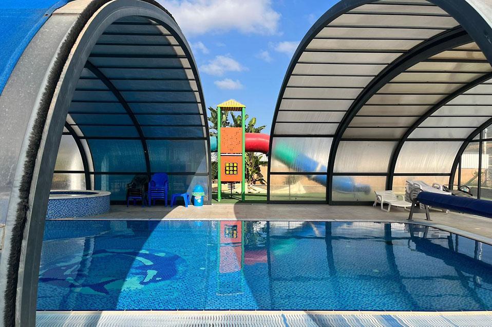 בריכת שחיה גדולה מחוממת ומקורה בעונה