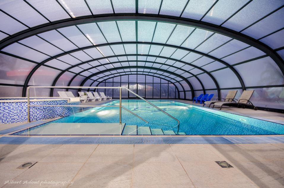 הבריכה מחוממת ומקורה בחורף