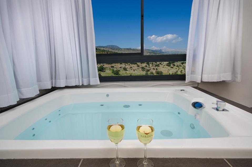 ג'קוזי אישי בכל בקתה