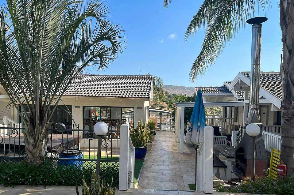 מתחם חוץ גדול ומטופח