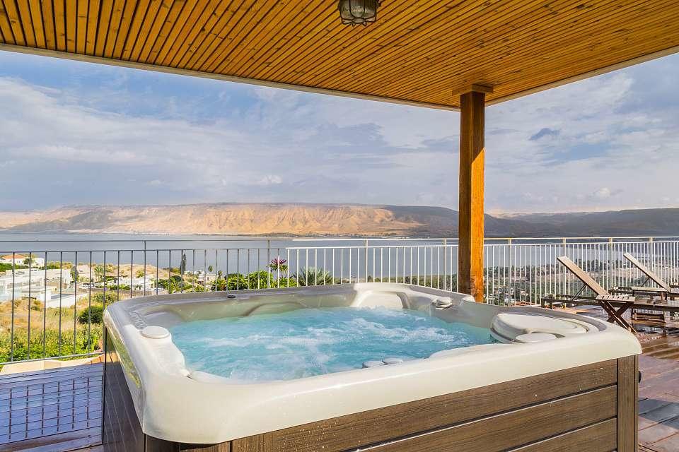 ג'קוזי ספא של HOT SPRING צופה אל נוף מרהיב