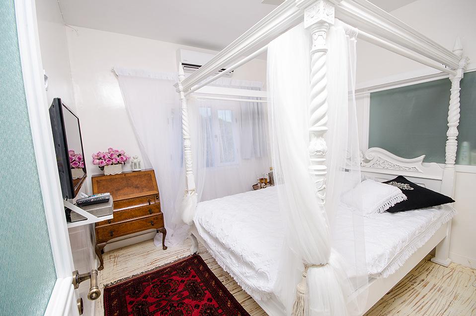 חדר שינה רומנטי עם מיטת אפיריון גדולה מהרגיל