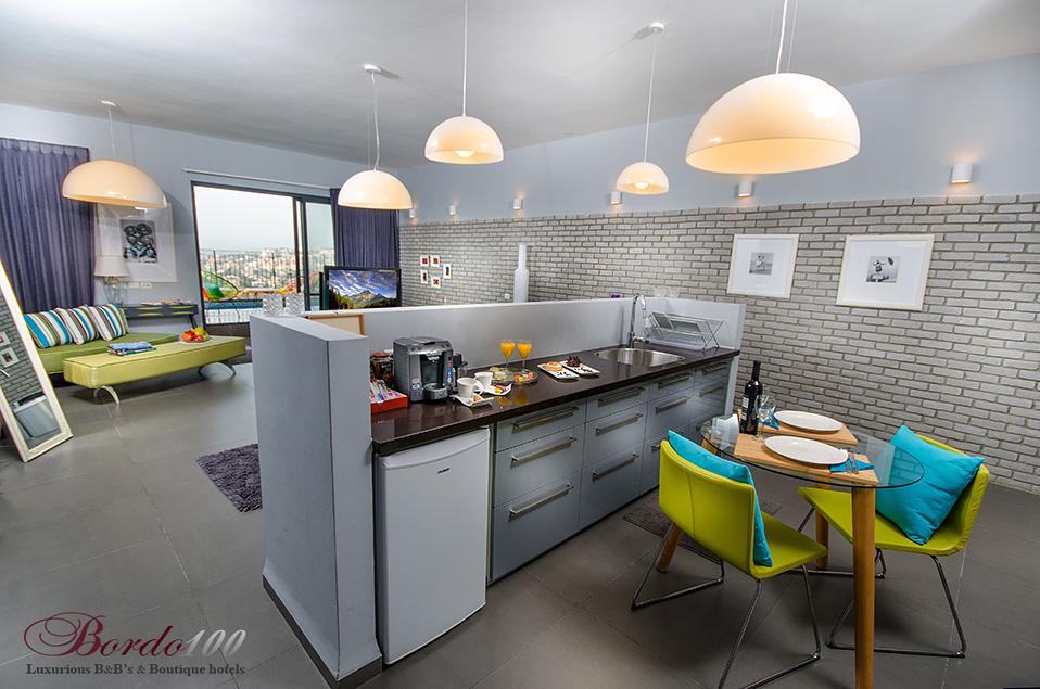 מטבחון ופינת אוכל באזור נפרד בחלל הסוויטה