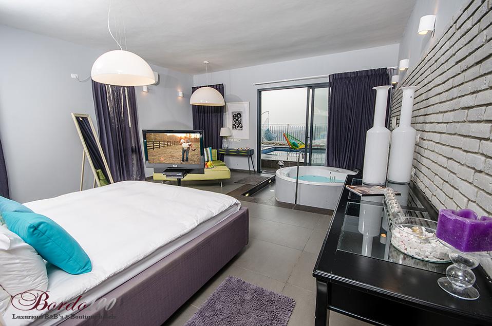 נוף גלילי משתקף בתוך החלל