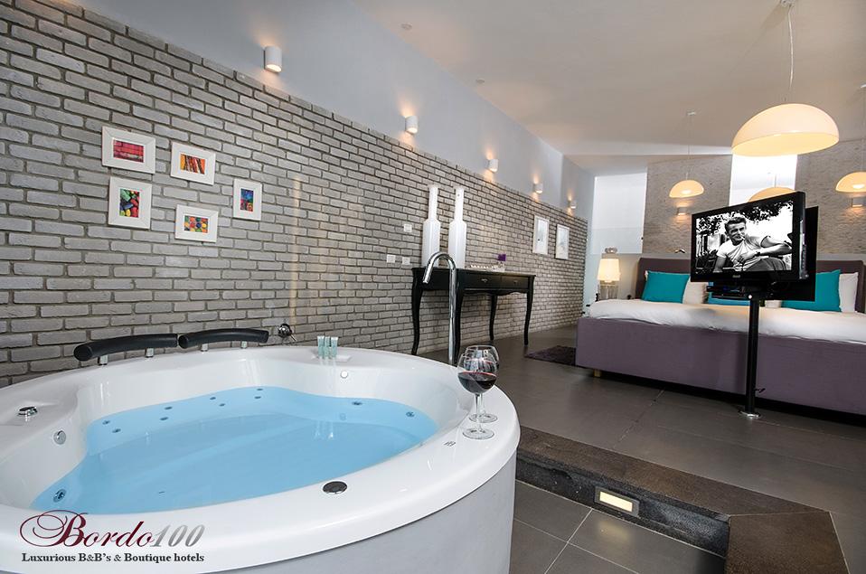 מסך טלוויזיה מסתובב לכל זווית בחלל הסוויטה