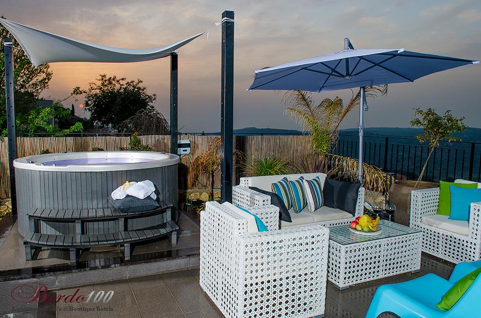 סלון אירוח מעוצב במתחם החוץ