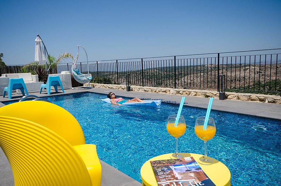 בריכת שחיה גדולה ומפוארת, מחוממת בימי החורף