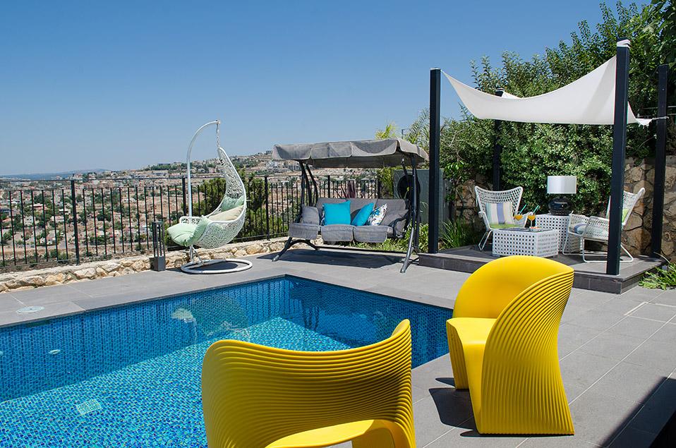 שפע של פינות ישיבה מעוצבות מול הנוף