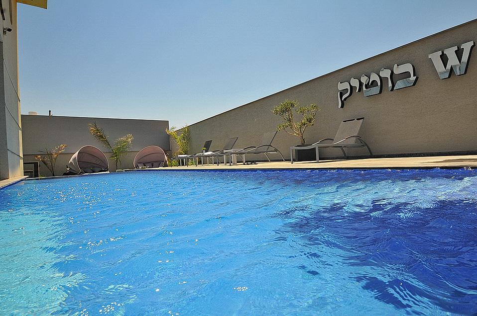 בריכת שחיה ענקית, מחוממת ומקורה בעונת החורף