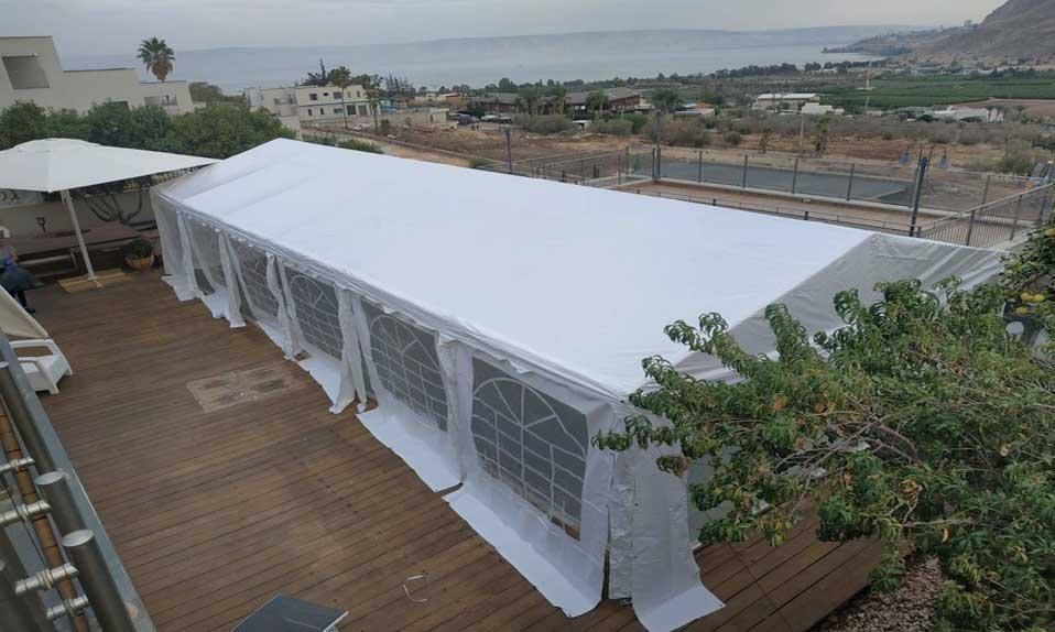 בריכת שחיה מחוממת ומקורה