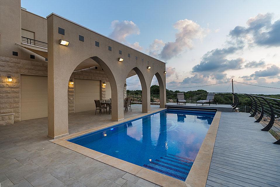 בריכת שחיה מפוארת מול נוף מרהיב ביופיו