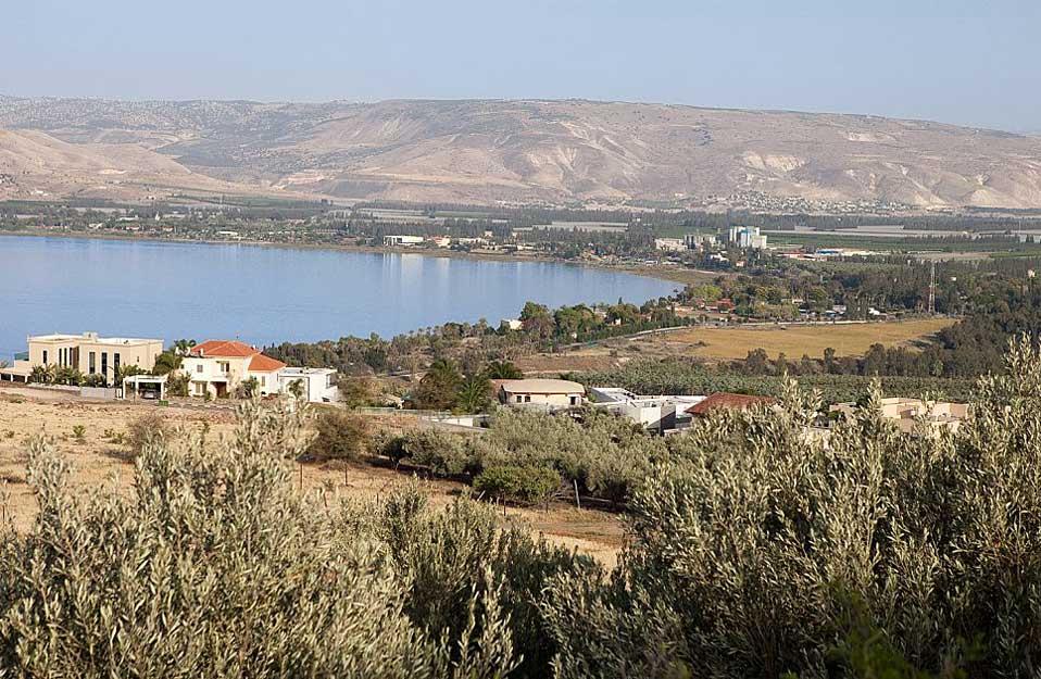 הוילה צופה אל נופיה המרהיבים של הכנרת