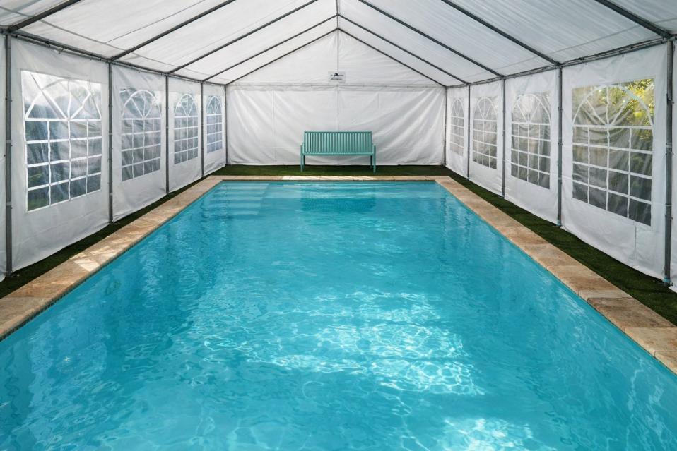 בריכה מחוממת ומקורה בחורף