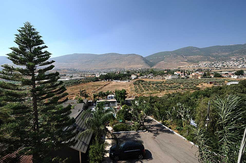 מתחם פרטי, ממוקם בקצה היישוב ומשקיף אל הנוף