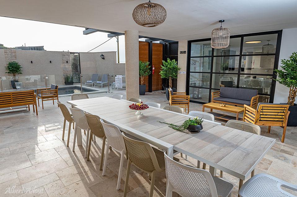 פינת אוכל גדולה במרפסת מקורה ורחבת רחבת ידיים