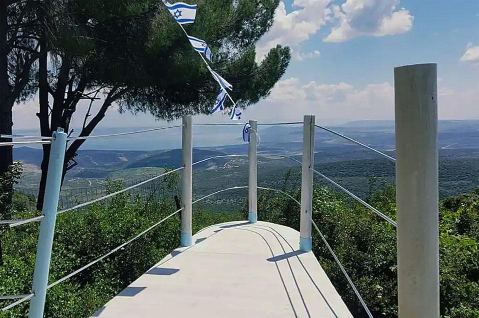 נוף פתוח לכנרת במלואה ולהרי הגליל