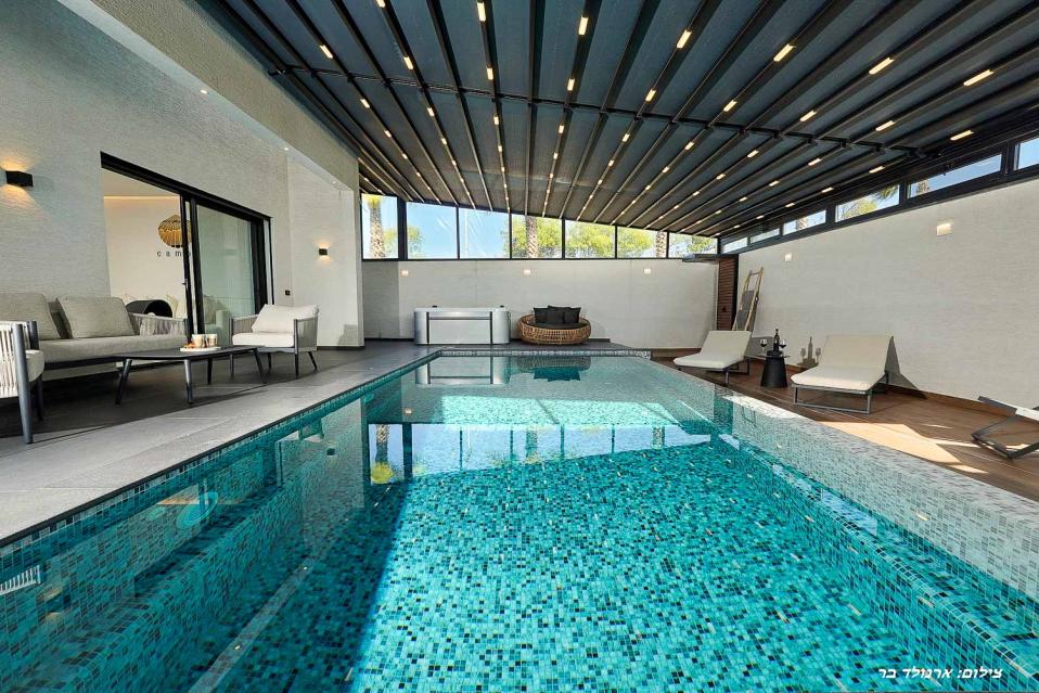 בריכת פסיפס גדולה מחוממת עם קירוי חשמלי נפתח בלחיצת כפתור