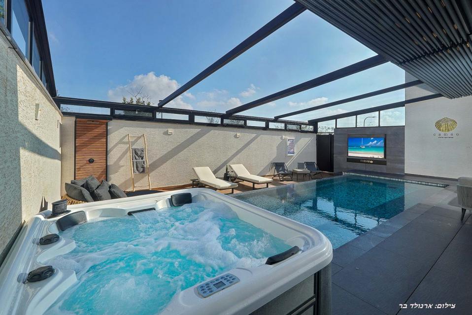 ג'קוזי ספא גדול, מסך טלוויזיה ענק ומקלחון חוץ לצד בריכת השחיה